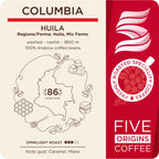 eticheta produsului Cafea de specialitate Five Origins Columbia Huila, pungă neagră premium, cu note de caramel și miere, în decor elegant cu miere și caramel.